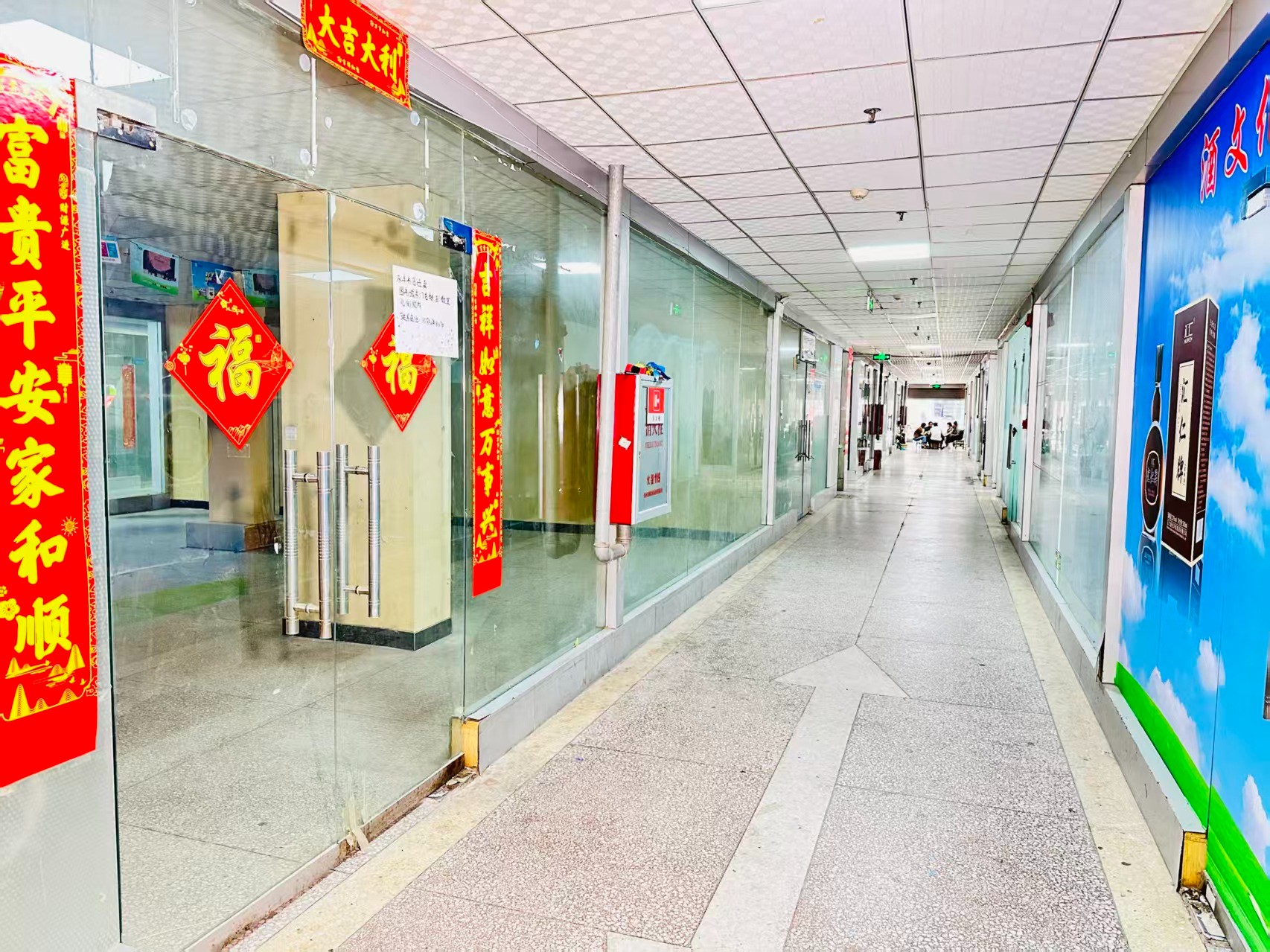 美伦河图源园区位于洛阳市老城区春都路商贸核心区域，周边商业氛围成熟，交通便利，配套完善。依托传统副食品商贸资源，园区具备良好的经营基础和人气优势，是企业办公、商品展示、批发零售及创业发展的理想选择。